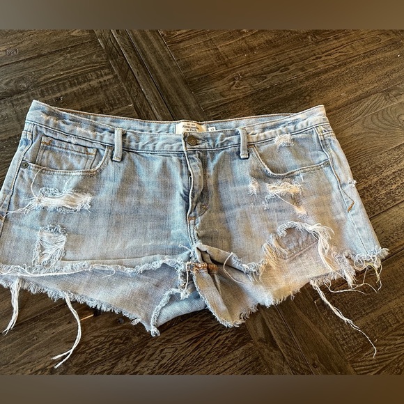 Abercrombie & Fitch Pants - Abercrombie & Fitch High Rise Festival Short Distressed Jeans size 12 light wash